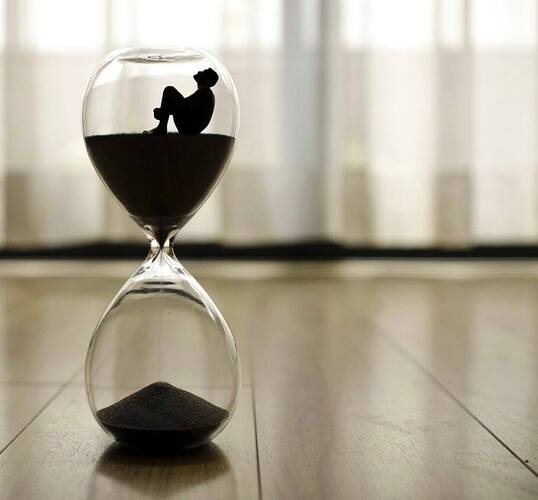 песочные часы и человек