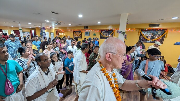 PIC-6-HG-Anuttama-Das-Leading-Temple-Arati