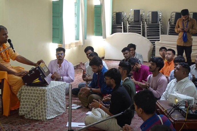 Participants-enthusiastically-taking-part-in-the-kirtan