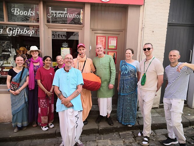 Syama-Gauri-Devi-Devi-and-Priya-Kunda-Das-third-and-fourth-from-right