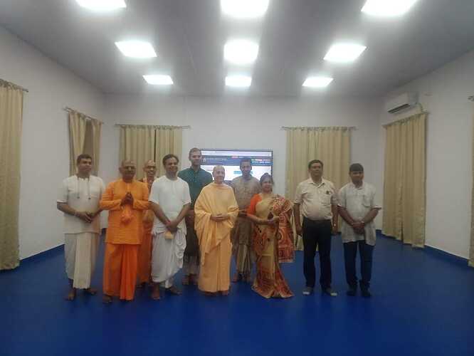 Radhanath-Swami-with-devotees-and-Scottish-Church-College-Principal-Dr.-Madhumanjari-Mandal-in-the-Sri-Abhay-Charan-De-Seminar-Hall
