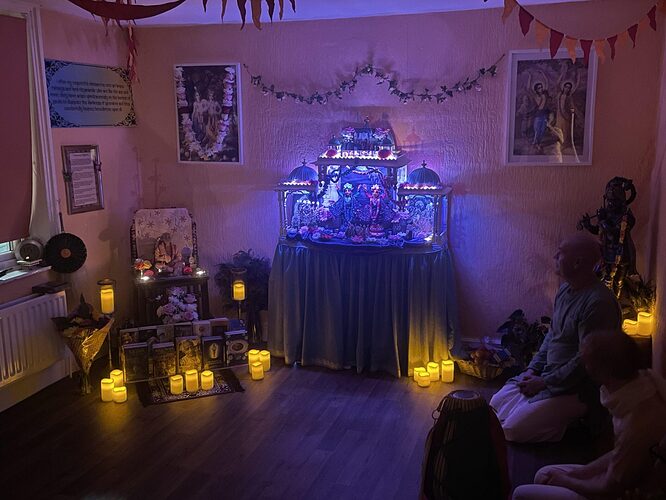 Devotees-gathered-in-front-of-the-Deities-at-the-altar-at-Atma-Lounge-2048x1536