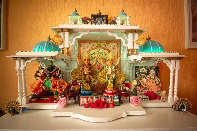 The-Deities-at-the-altar-at-Atma-Lounge