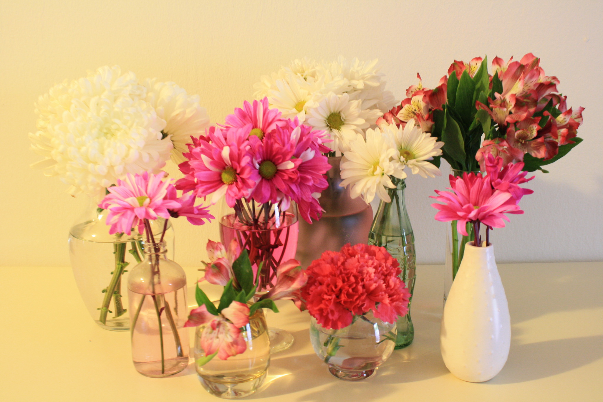 Картинка с цветами на столе. Цветы в вазе. Шикарные цветы в вазе. Ваза с цветком. Яркие цветы в вазе.