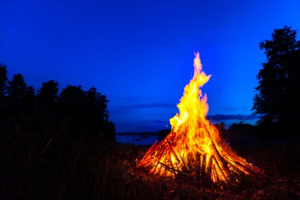 depositphotos_39587439-stock-photo-big-bonfire-against-night-sky