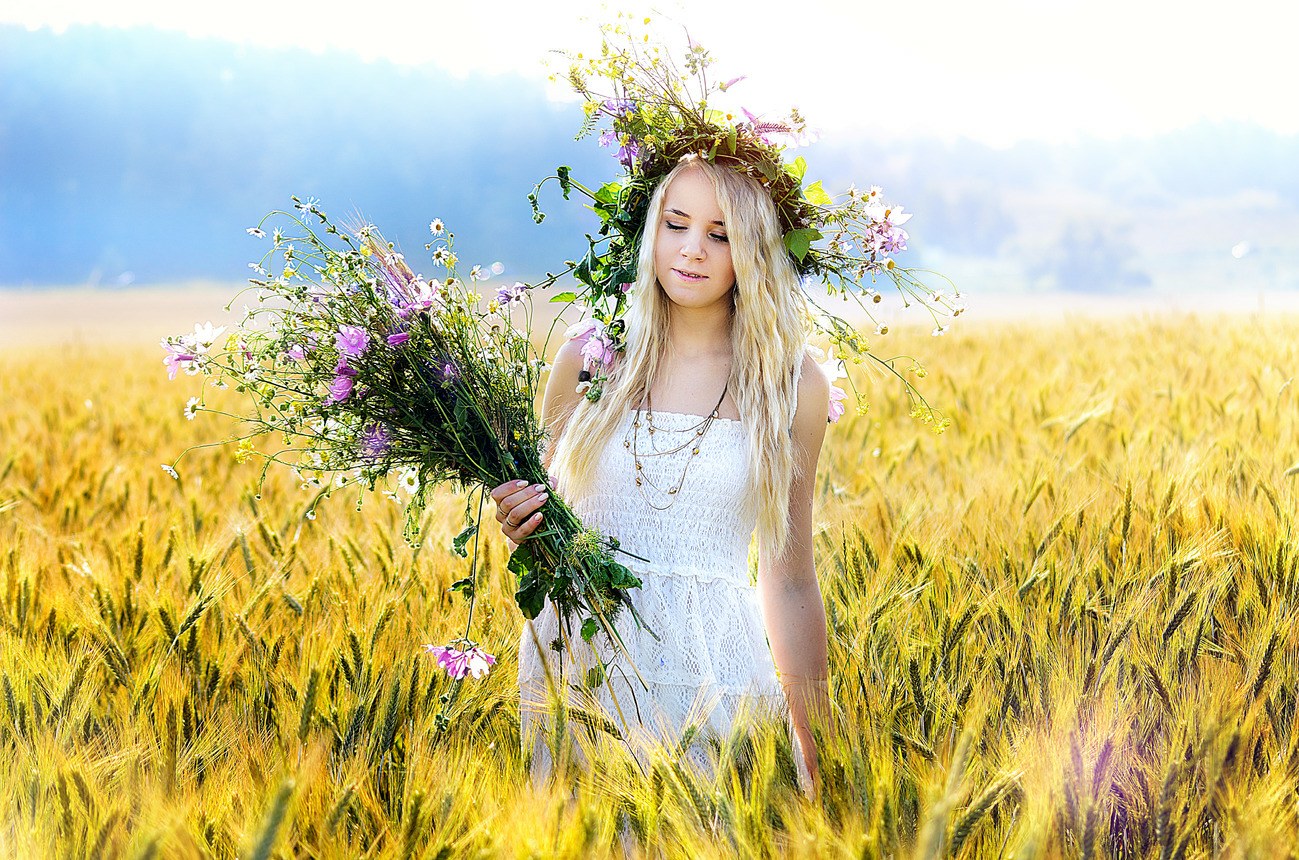 Слушать круглолица. Девушка в цветущем поле. Девушка в цветочном поле. Девушка лето. Фотосессия в поле.